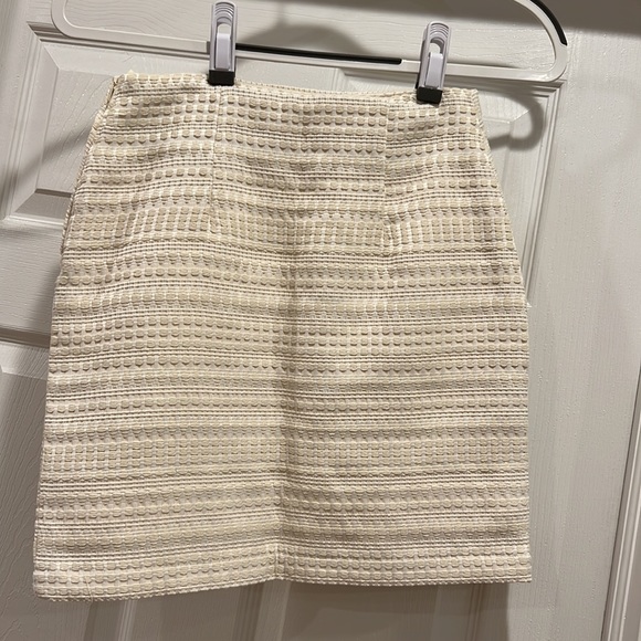H&M beige textured skirt - Picture 2 of 3